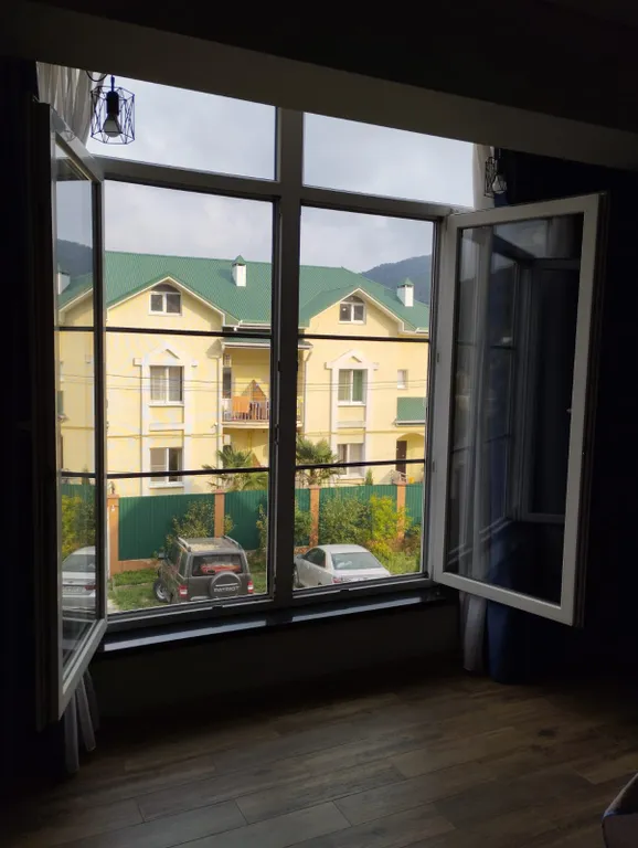 Комната с панорамным окном в центре Агоя