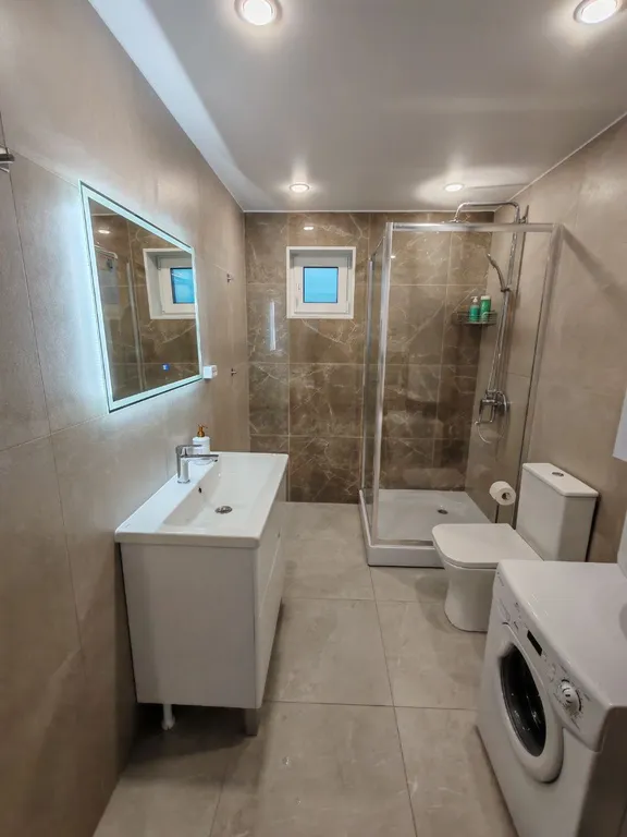 Загородный дом с видом на озеро