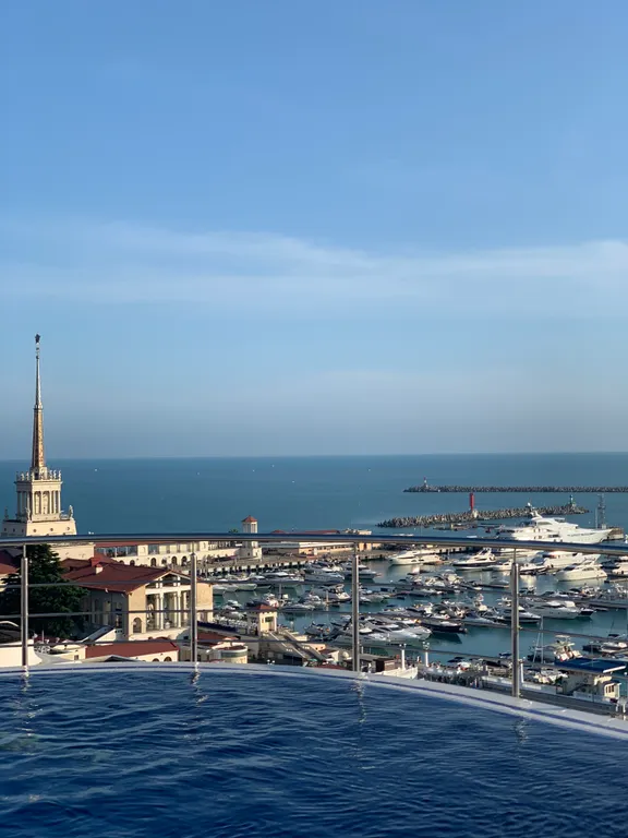 Апартамент с бассейном на крыше в центре Сочи