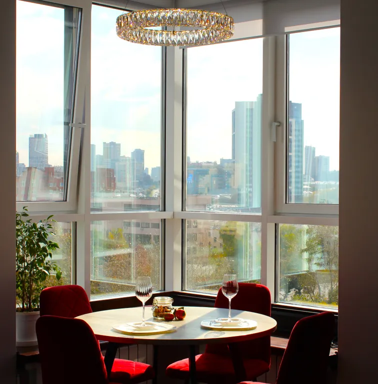 Видовая квартира с панорамным окном в центре