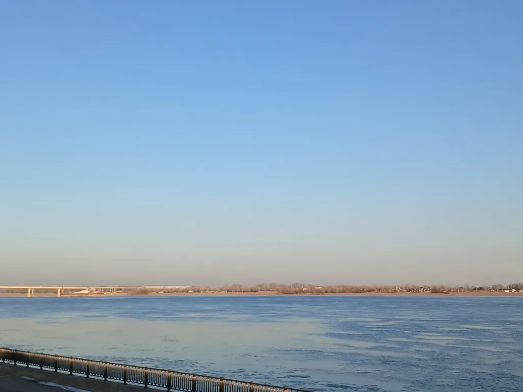 Жизнь с видом реку: огромная лоджия с панорамным остеклением в пол!