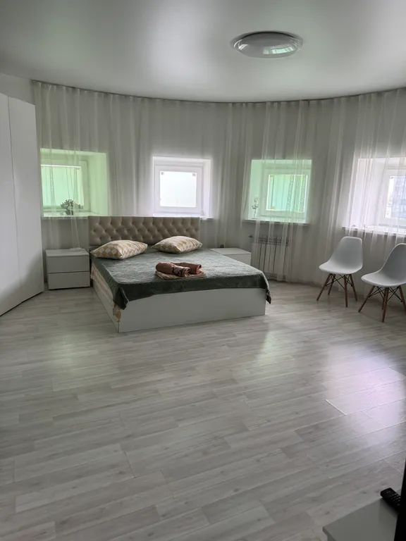 Шикарная студия с выходом на собственную крышу с садовой мебелью