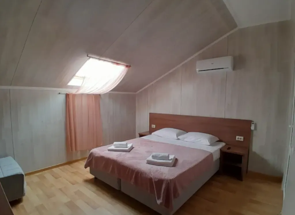 Квартира Четырехместный номер мансардный этаж — аренда посуточно в Архипо-Осиповка