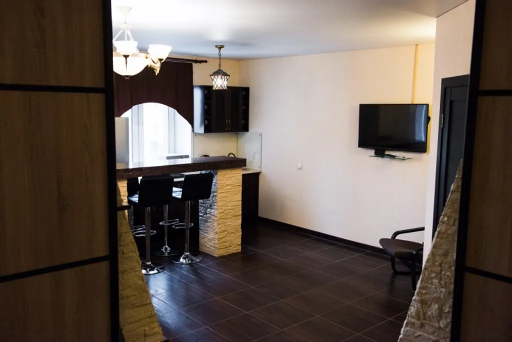 Студия с мраморной барной стойкой и джакузи