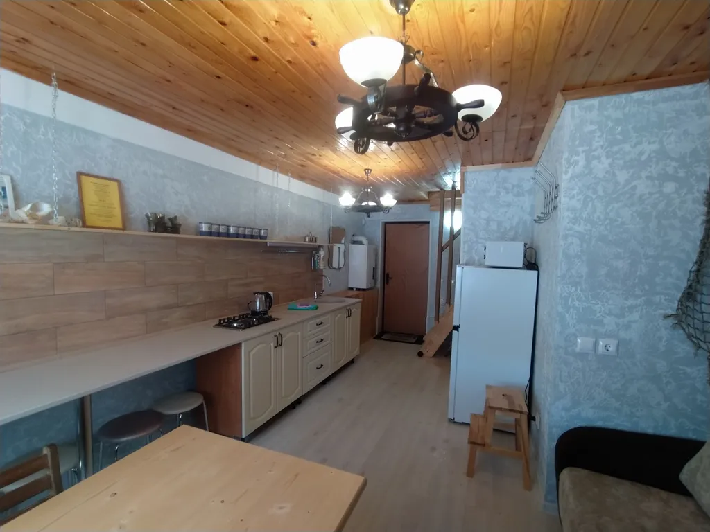 Дом через сосновый лес у Балтийского моря