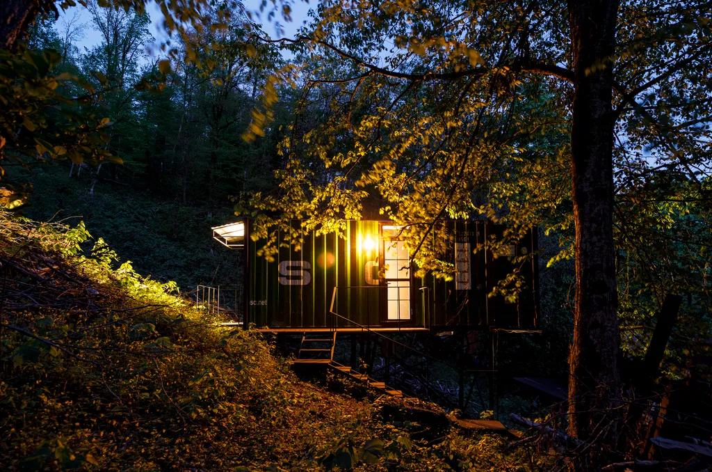 Домик на лесном склоне с видом на горы