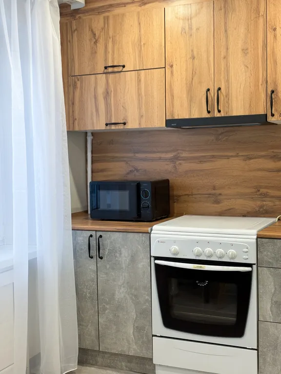 Просторная еврoдвушкa с светлой куxнeй-гocтинoй