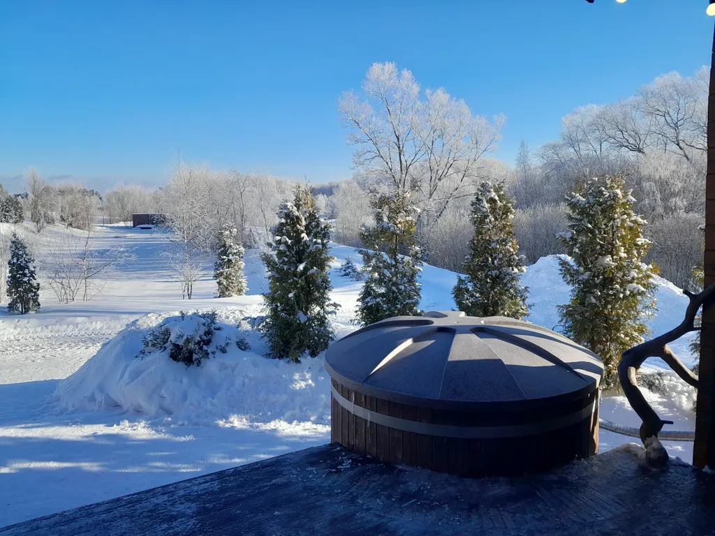 Теплый деревянный дом у воды