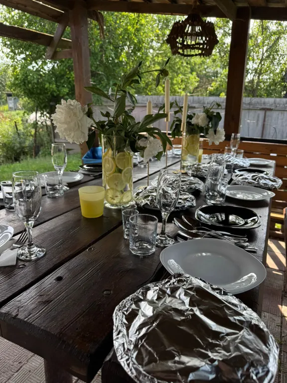 Дом с сауной, мангалом, три спальни, закрытая парковка.
 Новый год