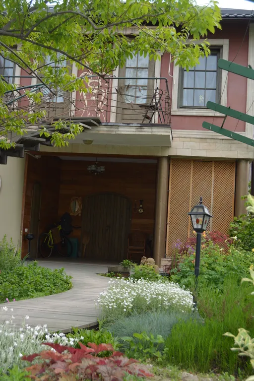 Дом с верандой в саду