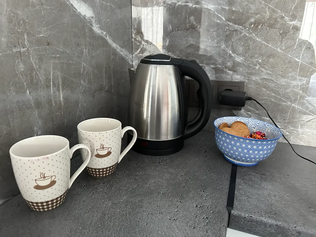 Уютная приятная комната с видом на город