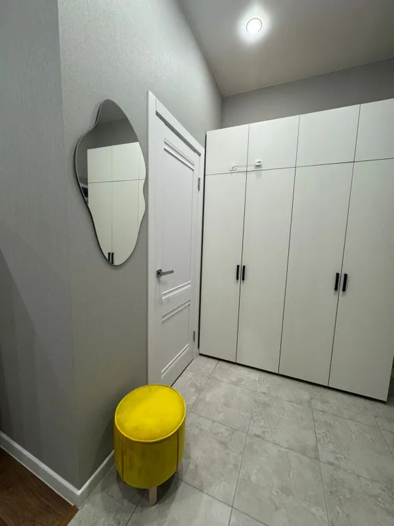 Уютная новая квартира с дизайнерским ремонтом с изолированной спальней