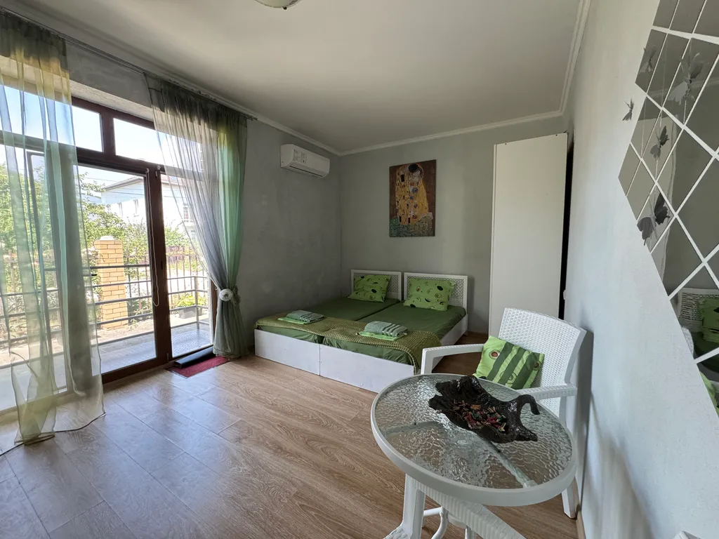 Уютная студия с дизайнерским ремонтом и балконом