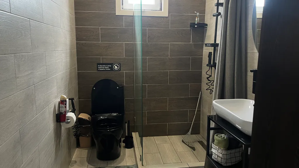 Дом с бассейном и сауной у пруда