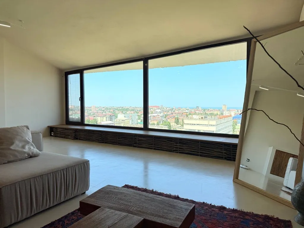 Просторная студия в стиле минимализма с панорамным видом на Махачкалу