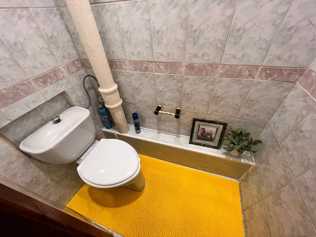 Трёхкомнатная квартира с раздельными комнатами, балконом в центре