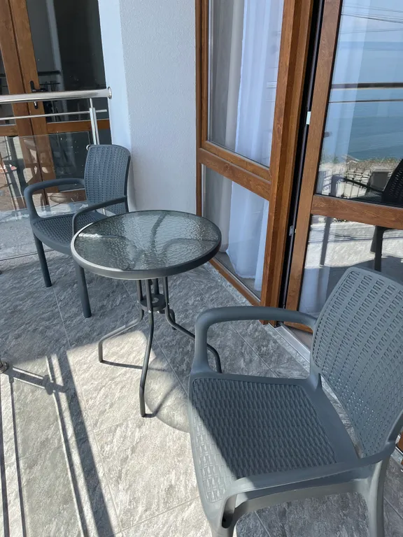 Комната с видом на море синяя