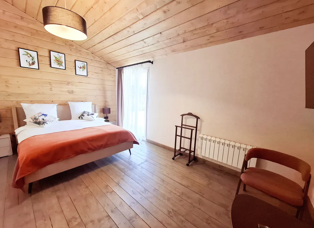 Просторный двухкомнатный коттедж в лесу у пруда