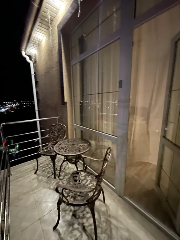 Четырёхместный номер люкс с балконом С видом на город и горы