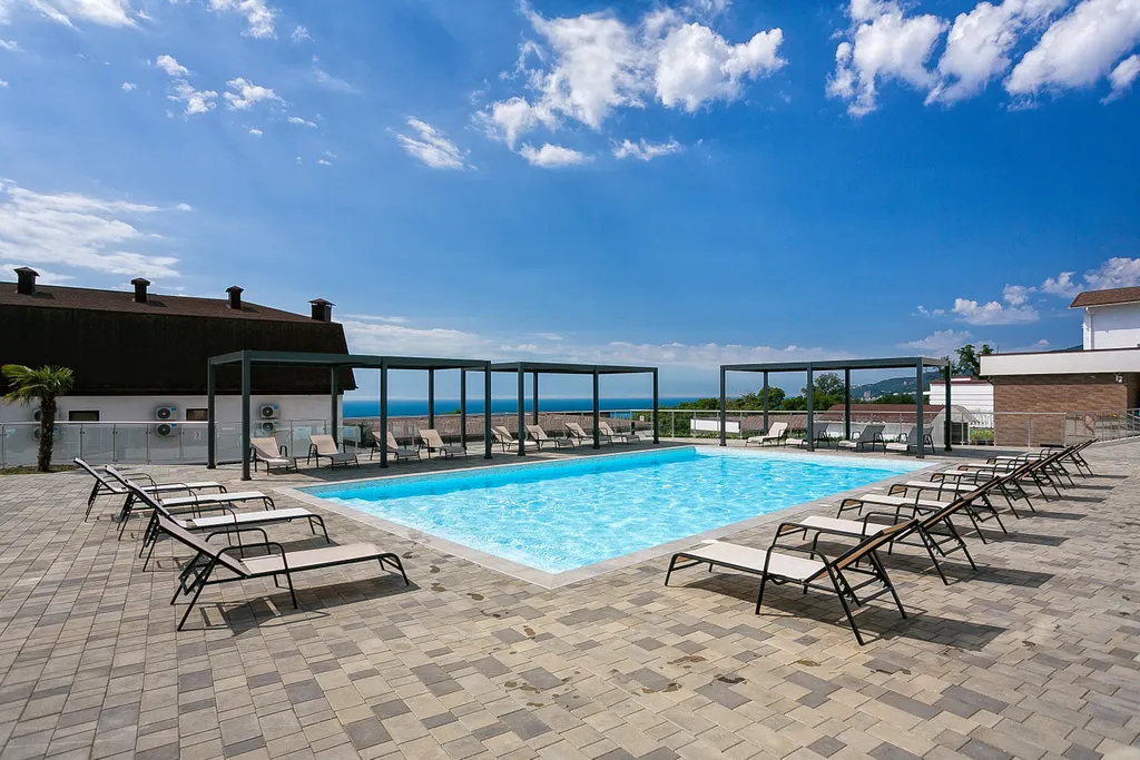 Апартаменты с двумя спальнями с бассейном на территории