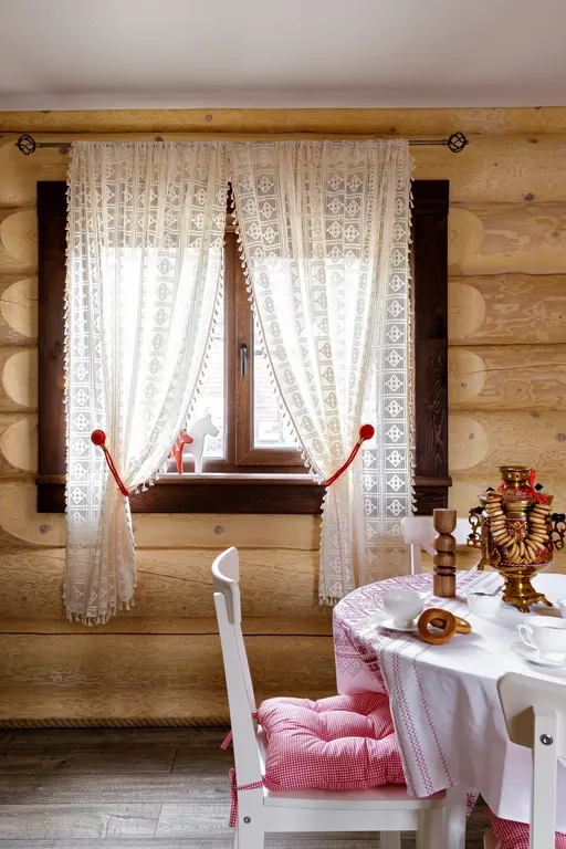 Эко-коттедж в русском стиле с панорамными окнами и террасой в лес