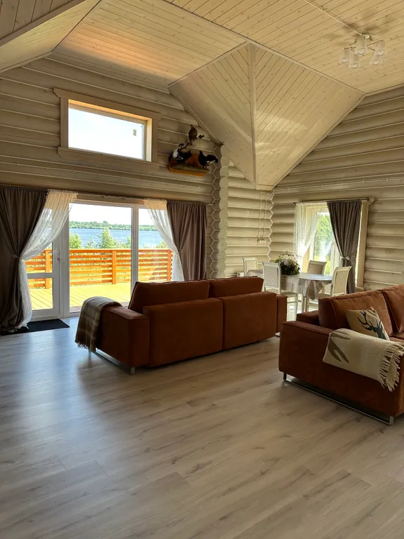 Уютный дом из кедра на берегу реки Волга