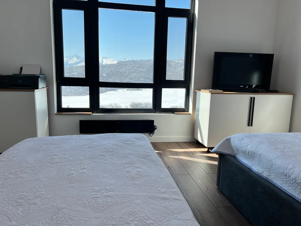 Домик на холме с видом на лес и горы