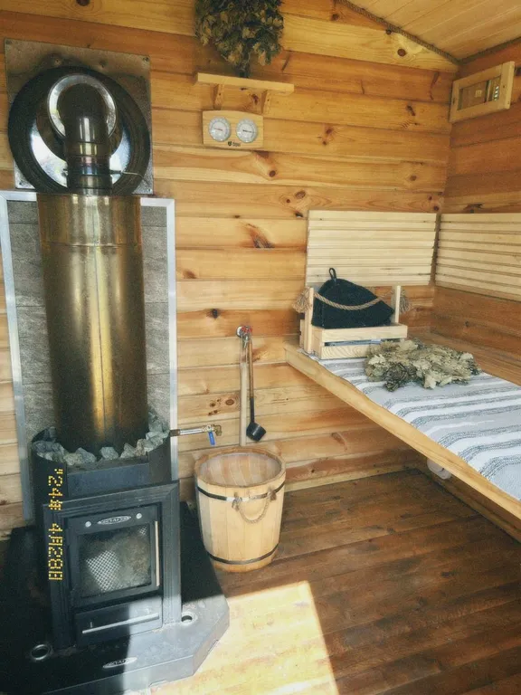 Атмосферный дом с камином около леса