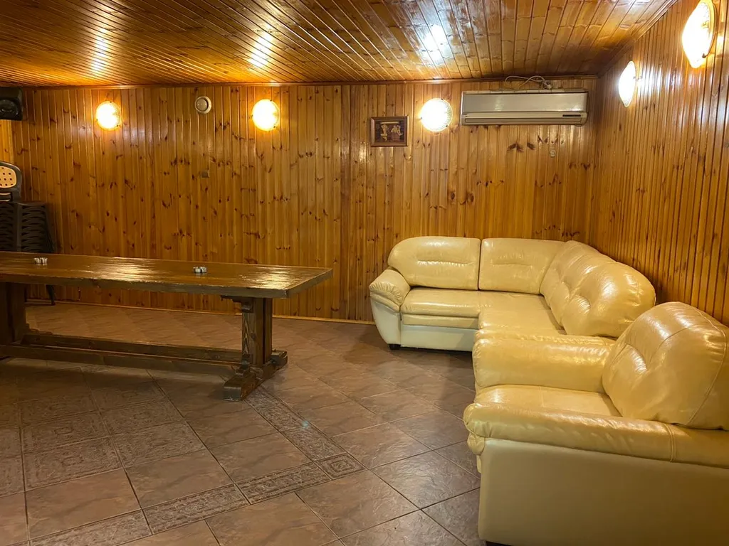 Коттедж Коттедж с большим бассейном — Черное