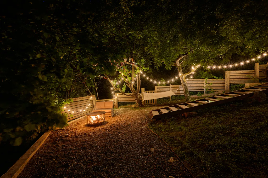 Уютный треугольный домик у леса с видом на горы