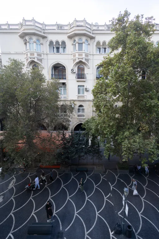 Квартира с видом на улицу Низами, Торговая