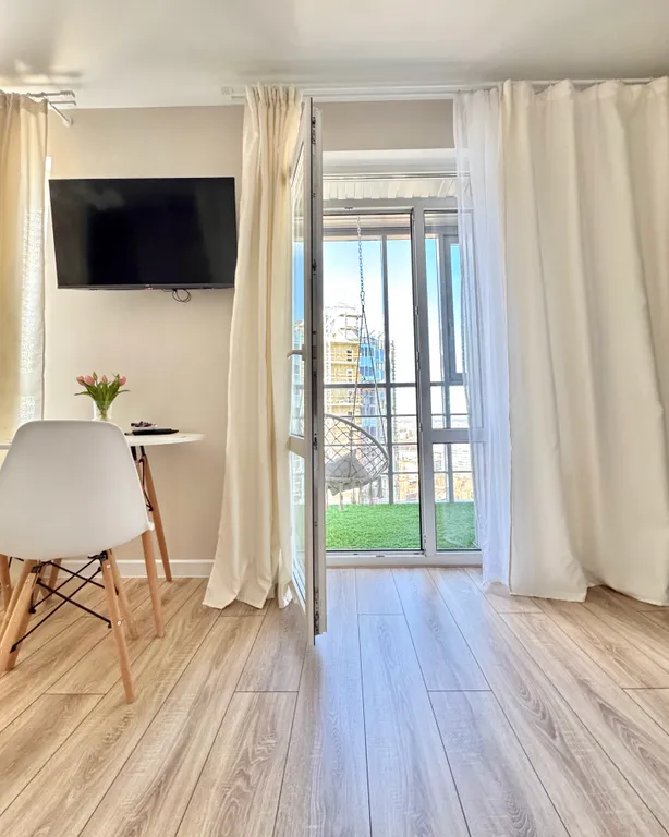 Уютная студия на 21 этаже с видом на озеро