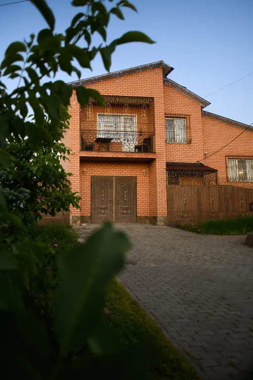 Просторный комфортабельный коттедж в центре города с банным чаном