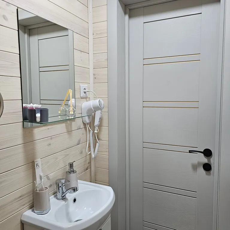 Шестиместный коттедж с изолированным участком 10 соток №1