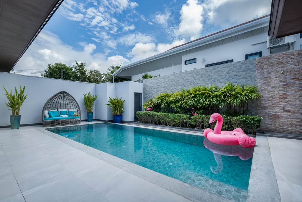 Новая вилла с бассейном, террасой и барбекю зоной, рядом с Боат авеню