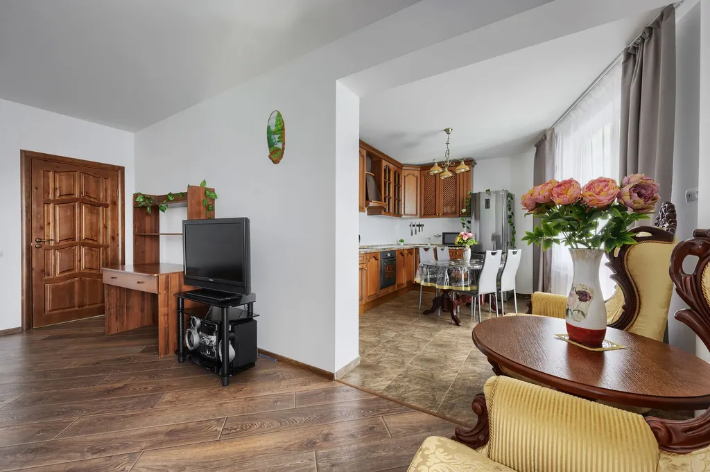 Жизнь с видом реку: огромная лоджия с панорамным остеклением в пол!