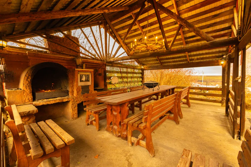 Бревенчатая изба с уникальной отделкой