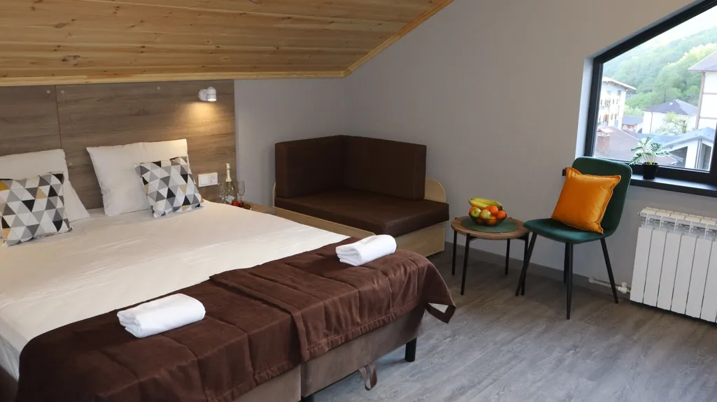 Стандартный трехместный номер с видом на горы