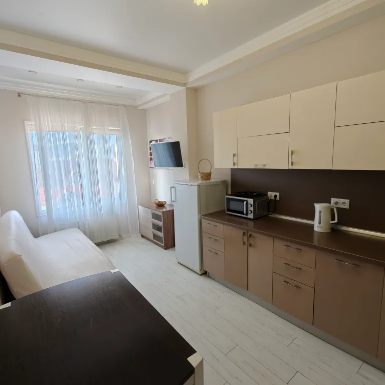 Квартира с отдельной спальней в центре курортного городка