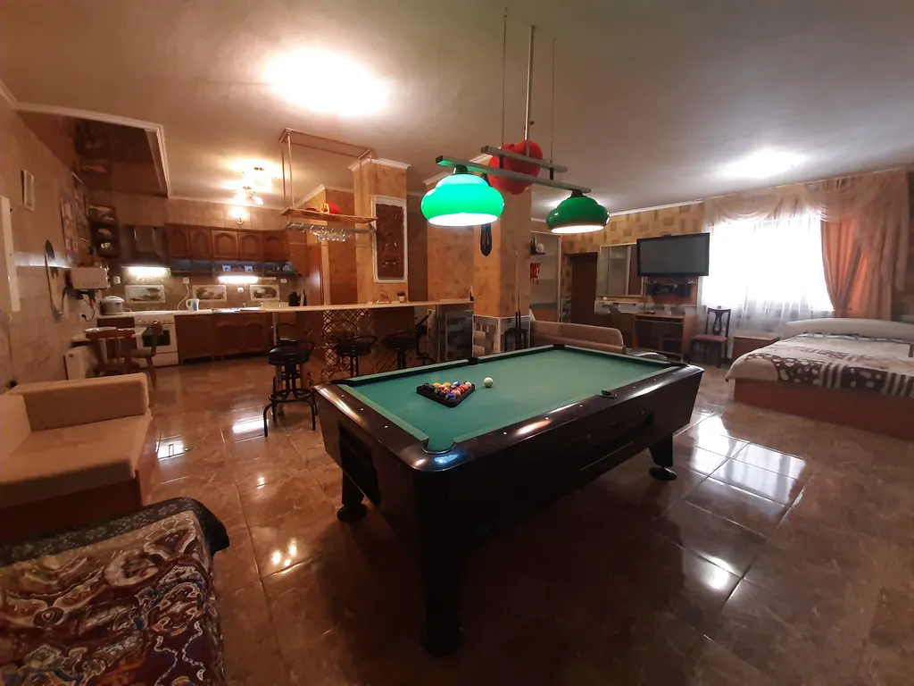 Дом с бассейном недалеко от моря