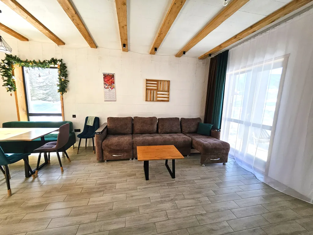 Таунхаус с видом на гору Зелёная