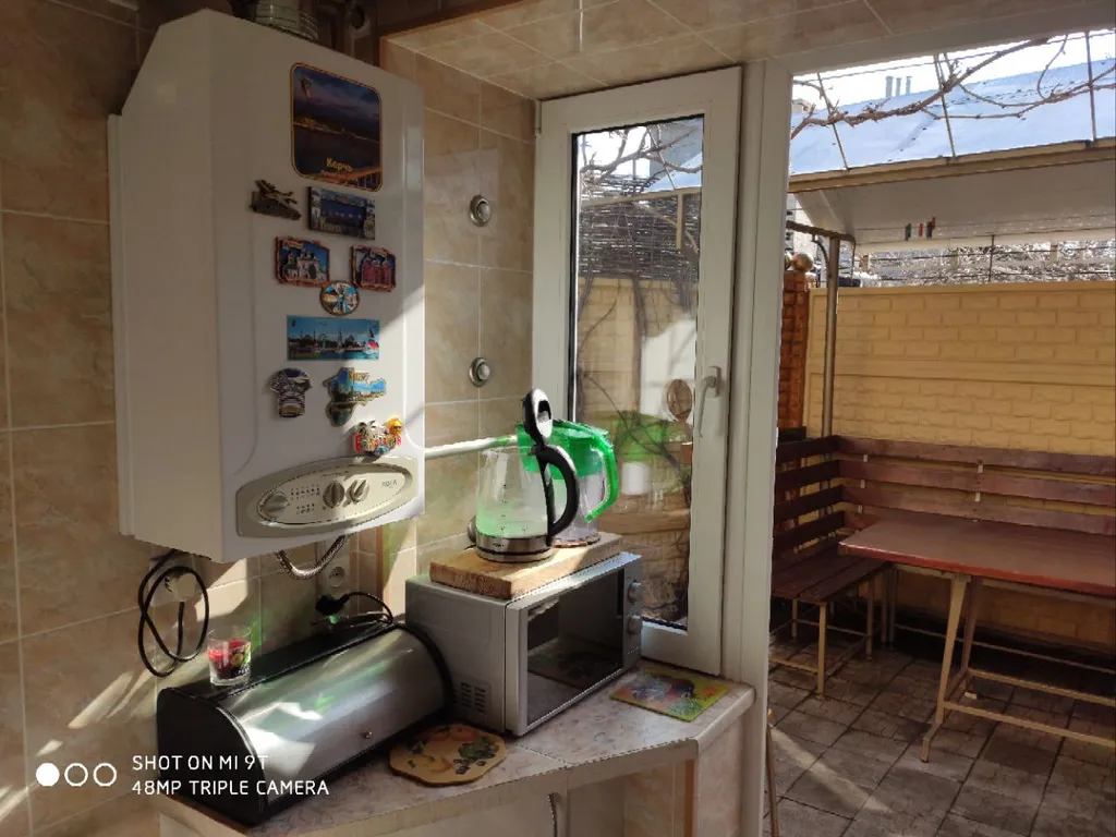 Уютный дом с зелёным двориком и зоной барбекю