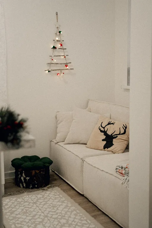 Дом рядом с лесом и прудом