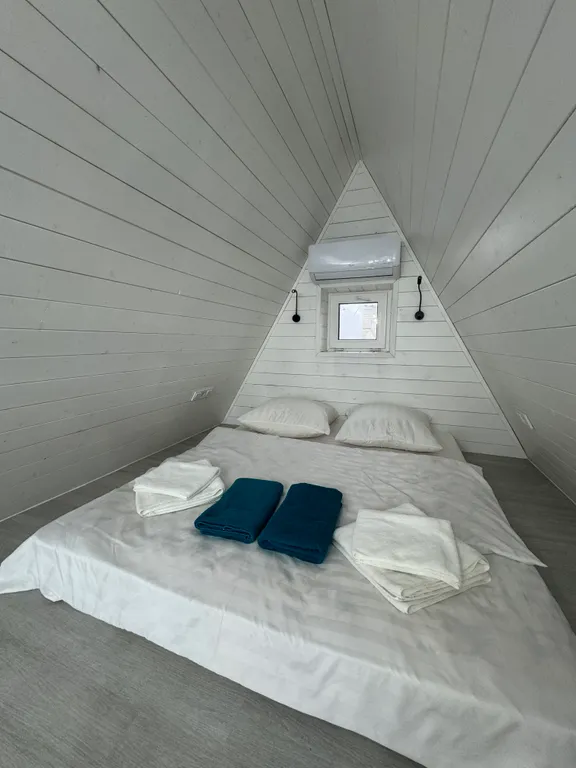 Глэмпинг А-фрейм с видом на море и теплым бассейном