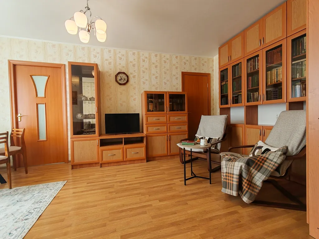 Светлая 2-комнатная квартира с библиотекой на Студенческом бульваре у ПетрГУ