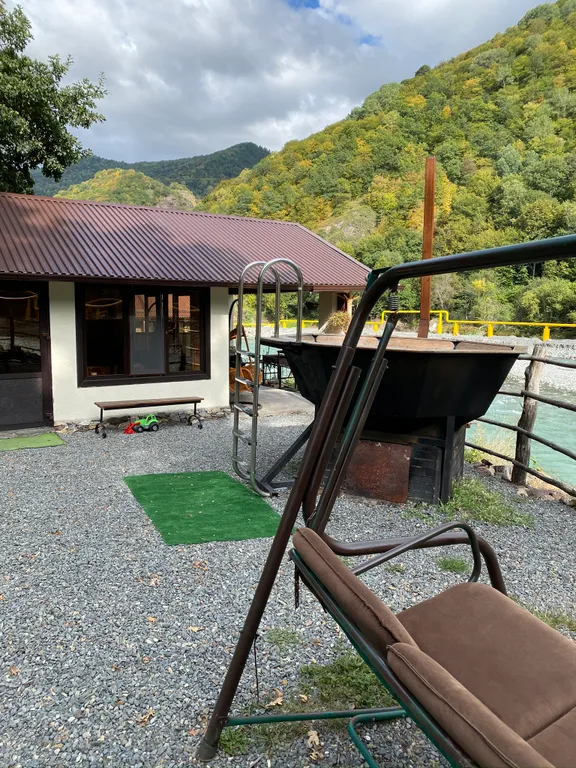 Большой дом у реки в горах с баней и чаном