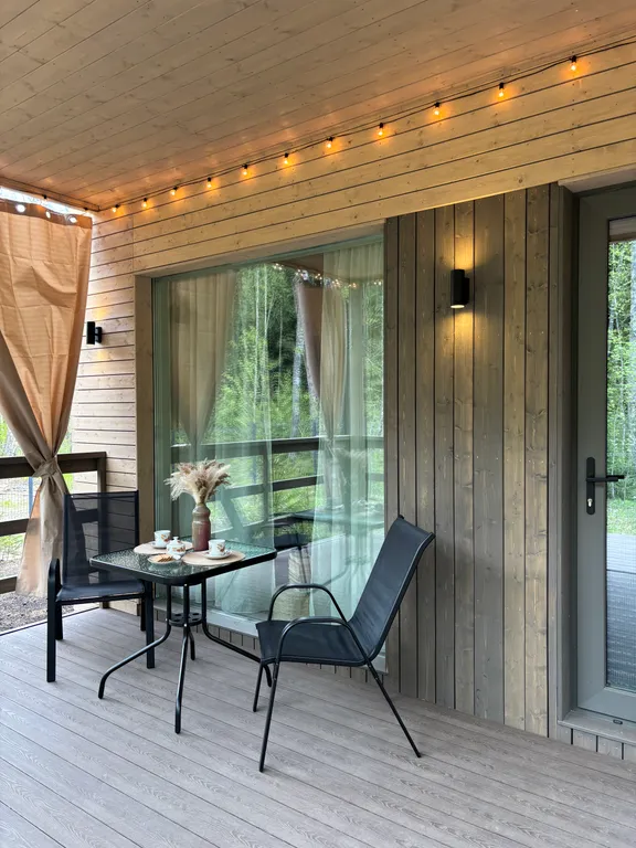 Загородный домик с камином и потрясающим видом на лес