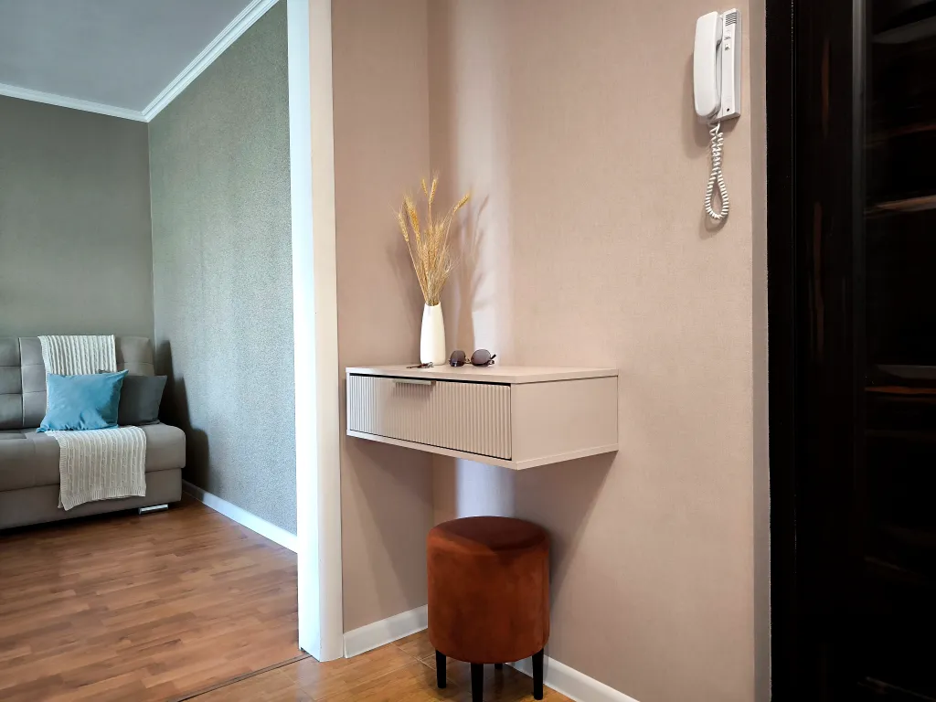 Солнечная двухкомнатная квартира с видом на город