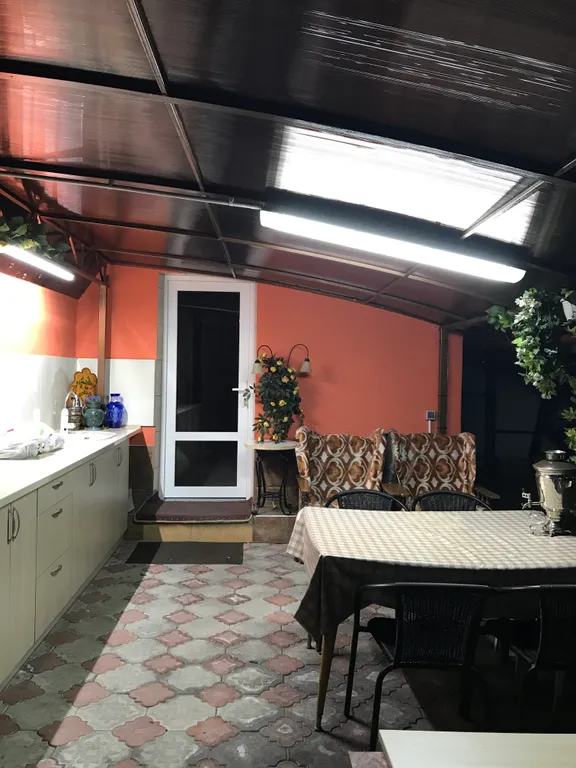 Дом в саду с баней и бассейном летом