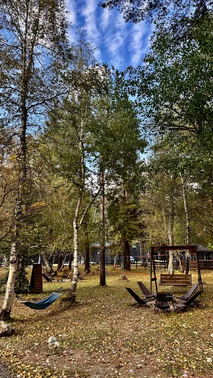 Шале на берегу реки, с беседкой